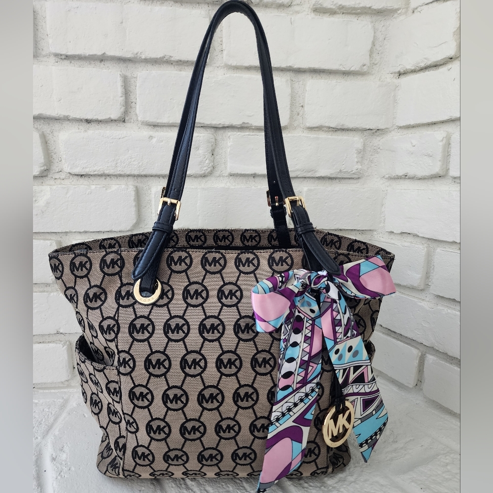 🥰Authenticated Michael Kors Taupe & Black Signature Tote